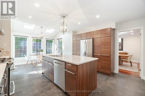 2112 Constance Drive, Oakville, ON - Indoor Photo Showing Kitchen With Upgraded Kitchen