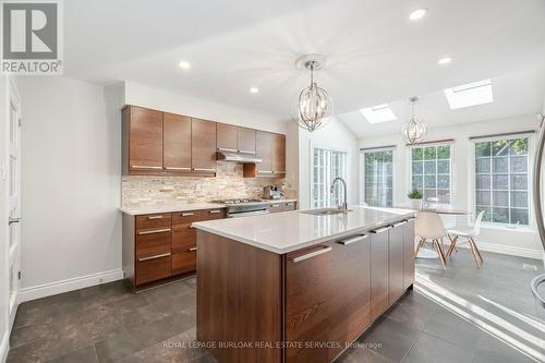 2112 Constance Drive, Oakville, ON - Indoor Photo Showing Kitchen With Upgraded Kitchen