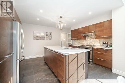 2112 Constance Drive, Oakville, ON - Indoor Photo Showing Kitchen With Double Sink With Upgraded Kitchen