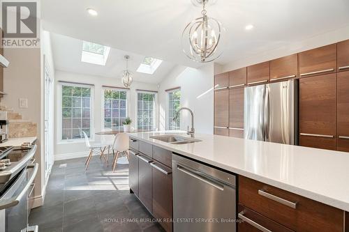 2112 Constance Drive, Oakville, ON - Indoor Photo Showing Kitchen With Double Sink With Upgraded Kitchen