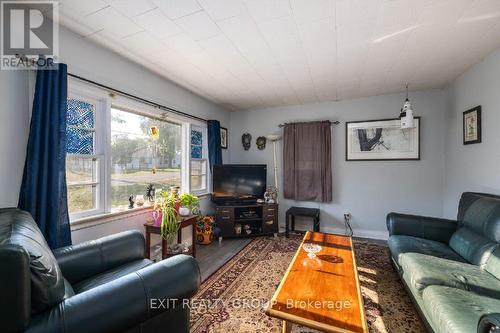 32 Pearce Street, Marmora And Lake, ON - Indoor Photo Showing Living Room