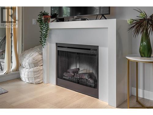 1093 Sunset Drive Unit# 105, Kelowna, BC - Indoor Photo Showing Living Room With Fireplace