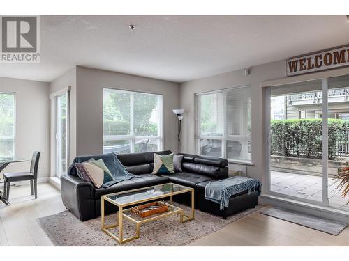 1093 Sunset Drive Unit# 105, Kelowna, BC - Indoor Photo Showing Living Room