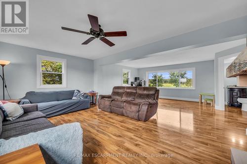 8029 Silver Street, West Lincoln, ON - Indoor Photo Showing Living Room