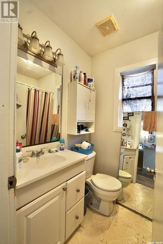 2305 Atkinson Street, Regina, SK - Indoor Photo Showing Bathroom