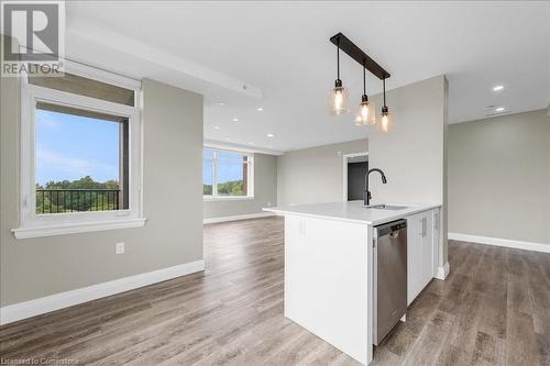 1 Redfern Avenue Unit# 329, Hamilton, ON - Indoor Photo Showing Kitchen