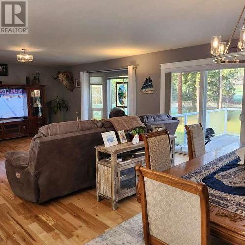 4700 Schubert Road, Armstrong, BC - Indoor Photo Showing Living Room