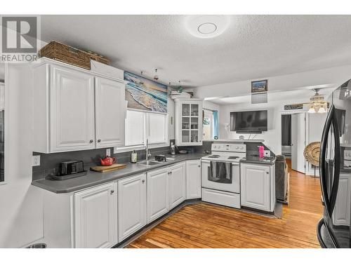 2293 Woodlawn Street, Kelowna, BC - Indoor Photo Showing Kitchen With Double Sink