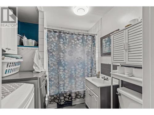 2293 Woodlawn Street, Kelowna, BC - Indoor Photo Showing Bathroom