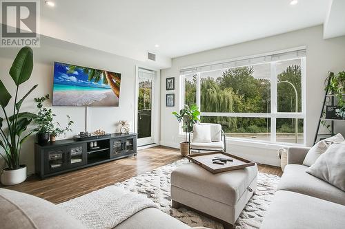 1925 Enterprise Way Unit# 202, Kelowna, BC - Indoor Photo Showing Living Room