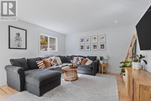 101 Queen Street, Barrie, ON - Indoor Photo Showing Living Room