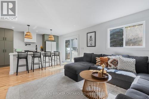 101 Queen Street, Barrie, ON - Indoor Photo Showing Living Room