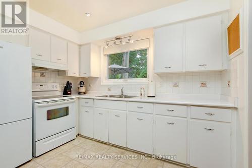 121 Bartley Bull Parkway, Brampton, ON - Indoor Photo Showing Kitchen With Double Sink