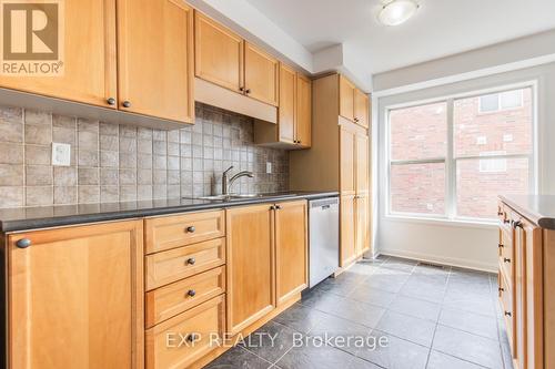 2925 Garnethill Way, Oakville, ON - Indoor Photo Showing Kitchen