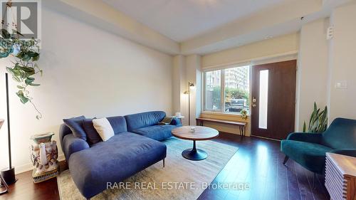 31 Oak Street, Toronto, ON - Indoor Photo Showing Living Room