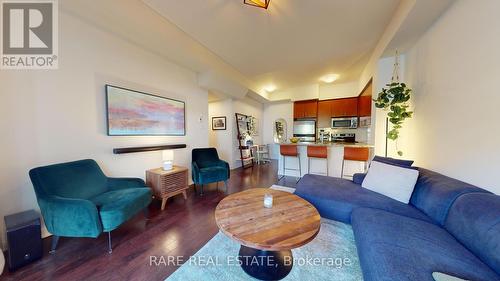 31 Oak Street, Toronto, ON - Indoor Photo Showing Living Room