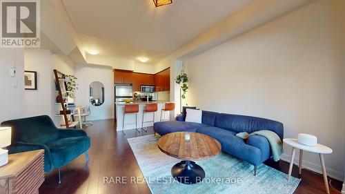 31 Oak Street, Toronto, ON - Indoor Photo Showing Living Room