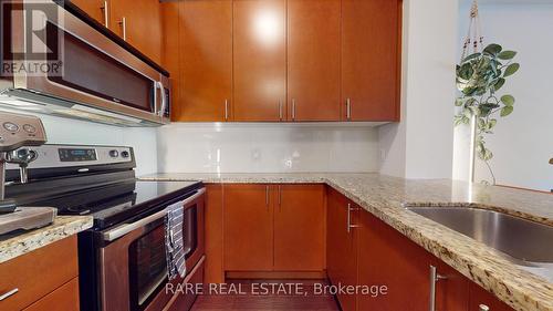 31 Oak Street, Toronto, ON - Indoor Photo Showing Kitchen