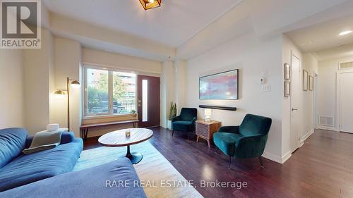 31 Oak Street, Toronto, ON - Indoor Photo Showing Living Room