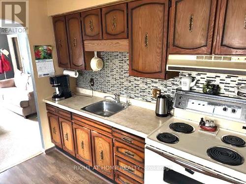 69 Victoria Avenue N, Kawartha Lakes (Lindsay), ON - Indoor Photo Showing Kitchen