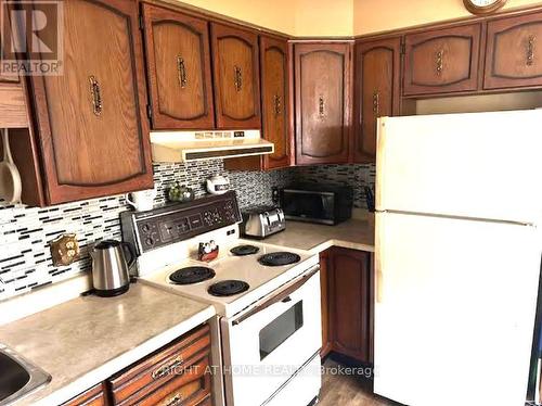 69 Victoria Avenue N, Kawartha Lakes (Lindsay), ON - Indoor Photo Showing Kitchen