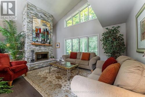 118 Somerset Road, London, ON - Indoor Photo Showing Living Room With Fireplace