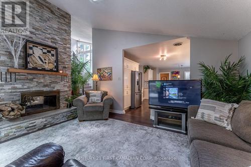 118 Somerset Road, London, ON - Indoor Photo Showing Living Room With Fireplace