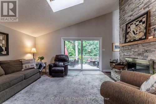 118 Somerset Road, London, ON - Indoor Photo Showing Living Room With Fireplace