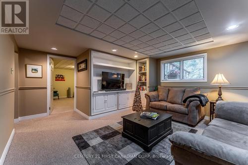 118 Somerset Road, London, ON - Indoor Photo Showing Living Room