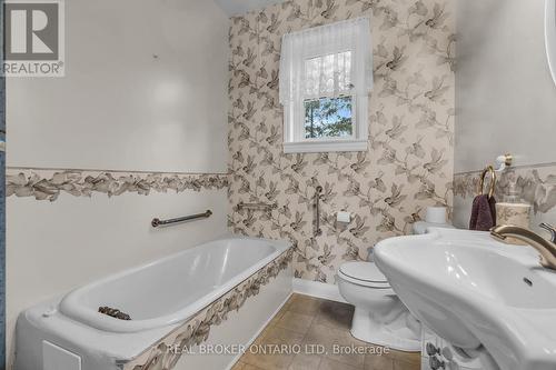 130 Main Street, Southwest Middlesex (Glencoe), ON - Indoor Photo Showing Bathroom