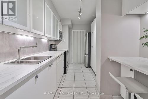 104 - 1 Royal Orchard Boulevard, Markham, ON - Indoor Photo Showing Kitchen With Double Sink