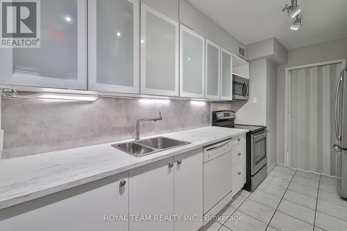 104 - 1 Royal Orchard Boulevard, Markham, ON - Indoor Photo Showing Kitchen With Double Sink