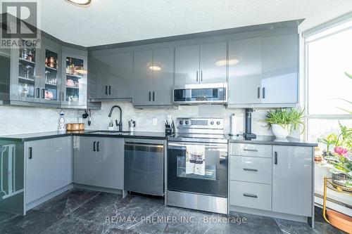 522 - 6 Humberline Drive, Toronto, ON - Indoor Photo Showing Kitchen