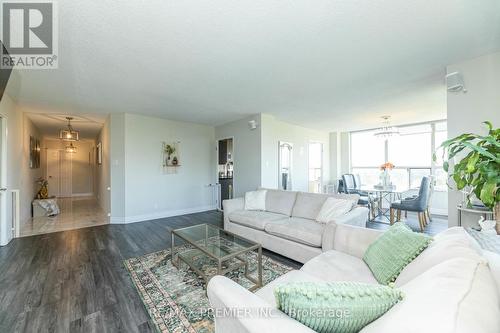 522 - 6 Humberline Drive, Toronto, ON - Indoor Photo Showing Living Room