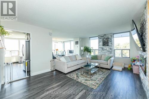 522 - 6 Humberline Drive, Toronto, ON - Indoor Photo Showing Living Room