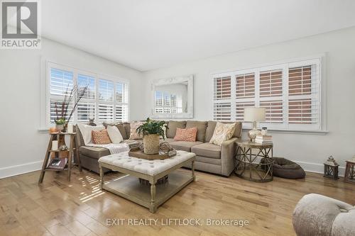 162 Montgomery Street, Peterborough (Otonabee), ON - Indoor Photo Showing Living Room