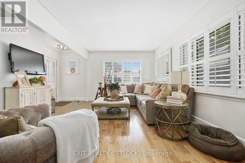 162 Montgomery Street, Peterborough (Otonabee), ON - Indoor Photo Showing Living Room