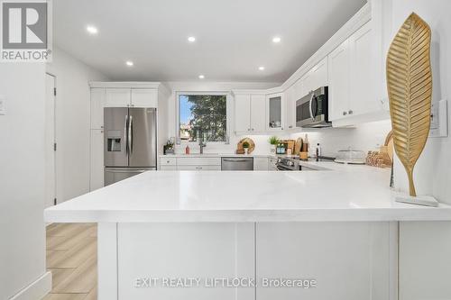 162 Montgomery Street, Peterborough (Otonabee), ON - Indoor Photo Showing Kitchen With Upgraded Kitchen