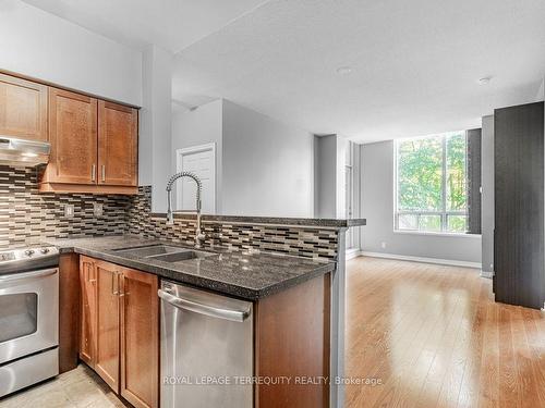 113-16 Dallimore Circ, Toronto, ON - Indoor Photo Showing Kitchen With Double Sink With Upgraded Kitchen