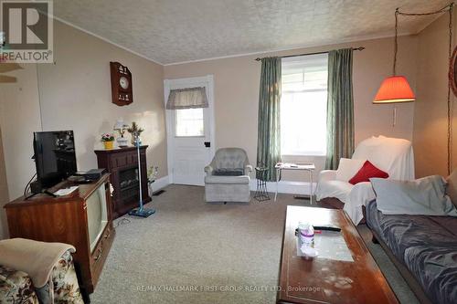 421-423 Minnie Avenue, Tweed, ON - Indoor Photo Showing Living Room