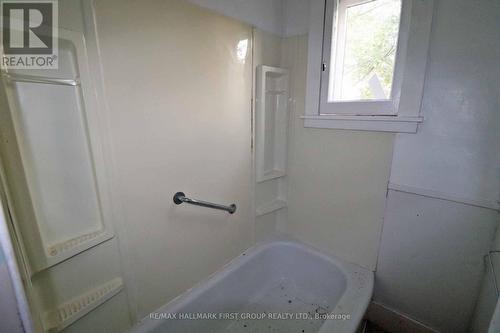 421-423 Minnie Avenue, Tweed, ON - Indoor Photo Showing Bathroom