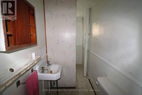 421-423 Minnie Avenue, Tweed, ON - Indoor Photo Showing Bathroom