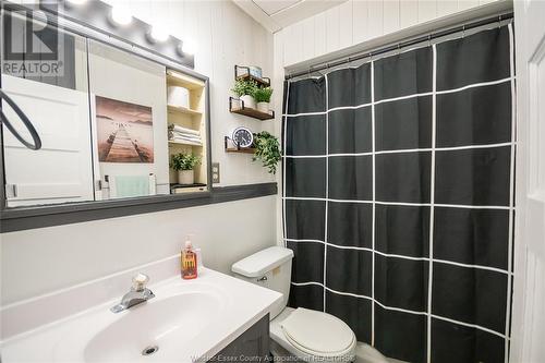 1709 Cadillac, Windsor, ON - Indoor Photo Showing Bathroom