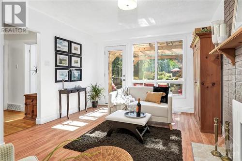 584 Dickinson Avenue, Ottawa, ON - Indoor Photo Showing Living Room