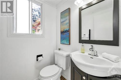 584 Dickinson Avenue, Ottawa, ON - Indoor Photo Showing Bathroom