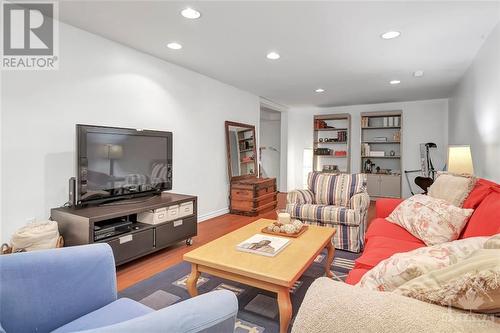 584 Dickinson Avenue, Ottawa, ON - Indoor Photo Showing Living Room