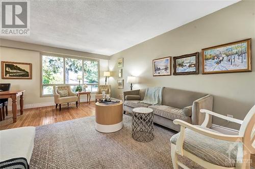 584 Dickinson Avenue, Ottawa, ON - Indoor Photo Showing Living Room