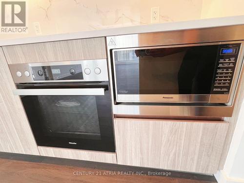 302 - 25 Mcmahon Drive, Toronto, ON - Indoor Photo Showing Kitchen