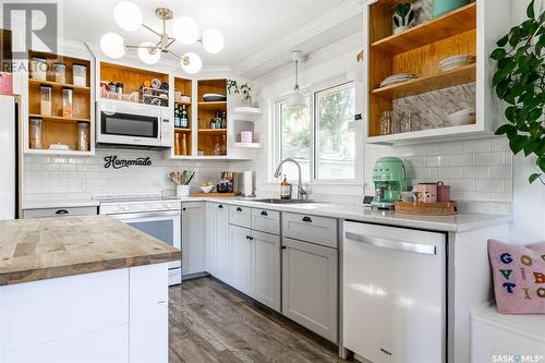 3229 Mountbatten Street, Saskatoon, SK - Indoor Photo Showing Kitchen