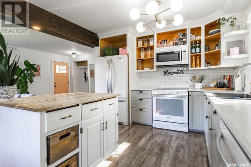 3229 Mountbatten Street, Saskatoon, SK - Indoor Photo Showing Kitchen